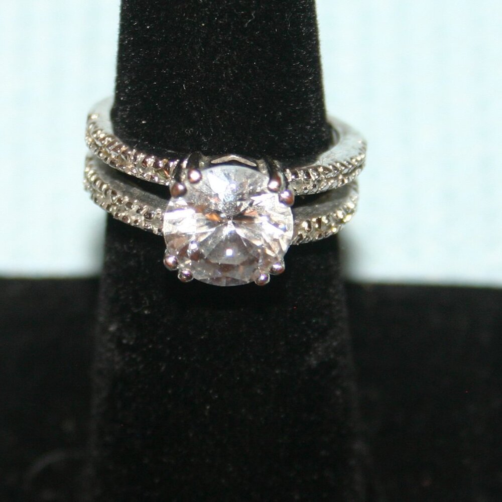 Ladies' Silvertone Fashion Wedding Ring w/diamond center & 2 bands Size 7 RG10